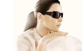 Liv Tyler's wrap-around sunglasses.